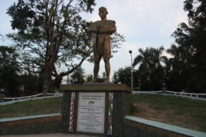 総合格闘技大会世界王者のアウンラ・ンサン氏はミッチーナに銅像が立つほどの民族の英雄だ