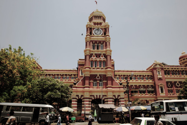 最高裁判所の時計塔。(ヤンゴン、2010年)(c) 筆者撮影 (ヤンゴン、最高裁判所、2010年)