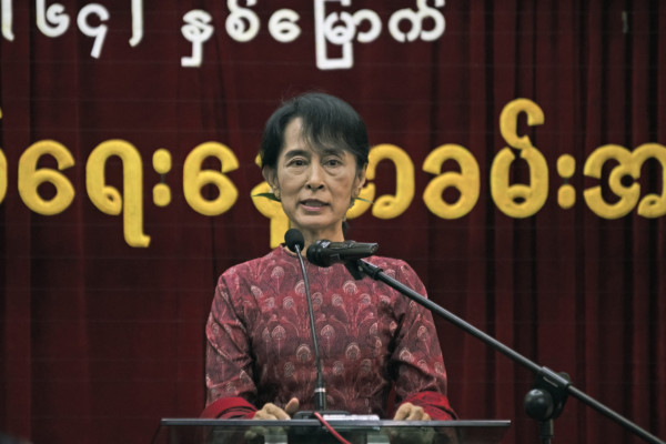 ビルマ(ミャンマー)独立記念日の1月4日、国民民主連盟(NLD)本部で記者会見をするアウンサンスーチー氏(ヤンゴン、2012年)(c) 筆者撮影