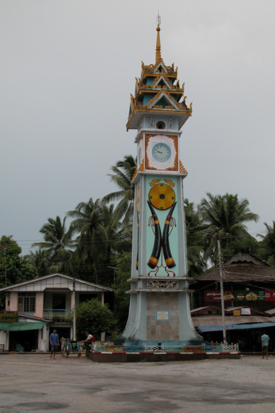 カレン民族のシンボルであるカエル・太鼓・水牛の角が描かれている。(カレン州・パアン、2003年)(c) 筆者撮影