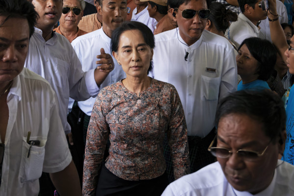 国民民主連盟(NLD)の共同創設者の一人であった、ウー・ウィンティンの葬儀に参列したアウンサンスーチー氏(ヤンゴン、2014年)(c) 筆者撮影