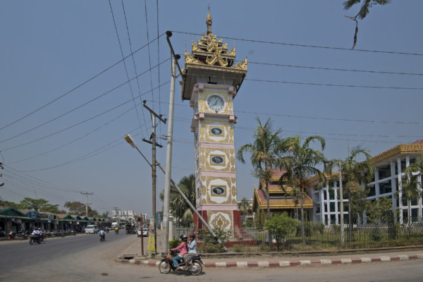 時計塔にゾウの絵が描かれている。(マンダレー地域・チャウセー、2014年)(c) 筆者撮影