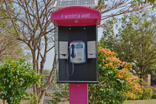 磁気カード式の珍しい公衆電話(使用している場面は見たことはなかった)(首都ネピドー、2015年)(c) 筆者撮影