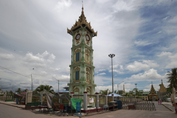 (マンダレー・マハムニ仏像寺院、2011年)(c) 筆者撮影
