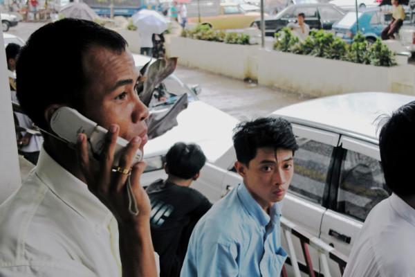 最大都市ヤンゴンの町中で、携帯電話を使っているのを初めて見かけたのは2003年であった。(ヤンゴン、2003年)(c)筆者撮影