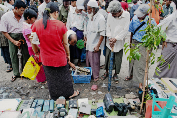 ヤンゴンの「蚤の市」で売り出されていた中古電話機は有線の電話機であった。(ヤンゴン、2008年)(c) 筆者撮影