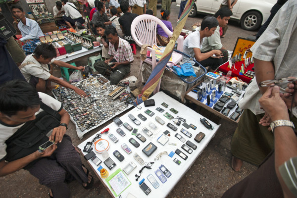 2010年になると、ヤンゴンの「蚤の市」で中古の携帯電話が売り出されるようになっていた。(ヤンゴン、2010年)(c) 筆者撮影