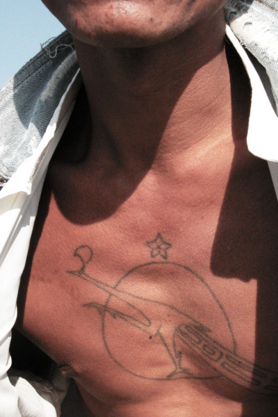 1988年の民主化運動の時に 、アウンサンスーチー氏も共同創設者の一人だった国民民主連盟（NLD）のシンボルマークである「闘う孔雀」の刺青を入れた男性に出会った。（マンダレー地域・パガン、2003年）(c) 筆者撮影
