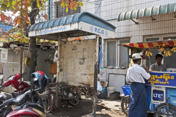 使われなくなった路上電話のブースが放置されていた(マンダレー、2018年)(c) 筆者撮影