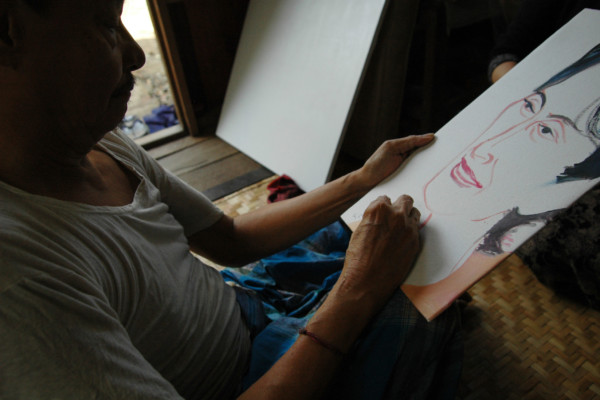 軍政下であってもスーチー氏の似顔絵を描き続けていた画家のキンマウンイン氏(U Kin Maung Yin)(ヤンゴン、2005年)(c) )筆者撮影