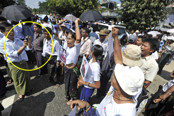 携帯電話やスマーフォンが身近になったことで、日々の出来事の記録を自らが撮影し他の人と共有することも一般化し始めた。(ヤンゴン、2010年)(c) 筆者撮影