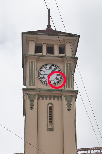 文字盤を拡大してみると、4時の部分が「IIII」となっている。(マンダレー地域・ピンウールィン、2011年)(c) 筆者撮影