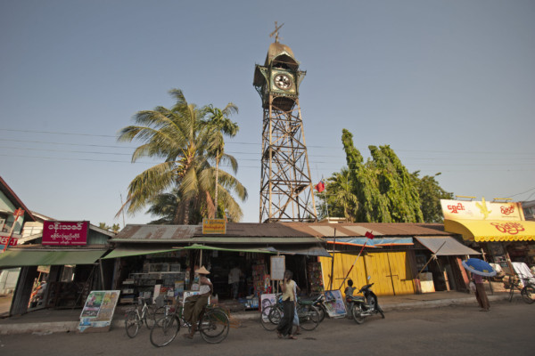 18世紀にオランダ系の植民者によって建てられた風向計付きの時計塔。(ラカイン州・シットゥエー、2010年)(c) 筆者撮影