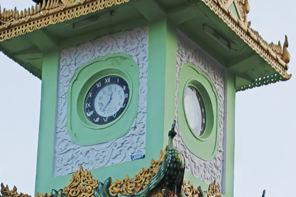 文字盤を拡大してみると、4時の部分が「Ⅳ」となっている。(タニンダイー地域・コータウン、2007年)(c) 筆者撮影