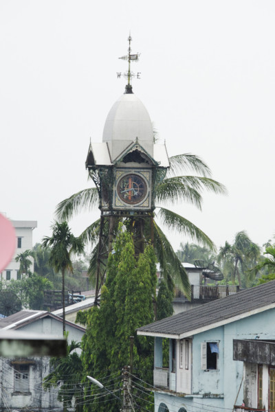 東西の矢印付きの時計台。英国の植民地時代の1887年に建てられた。4時の部分が「IIII」となっている。(c) 筆者撮影