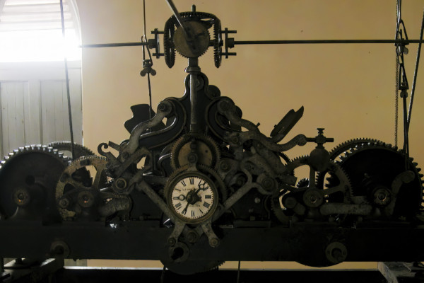 教会内の時計塔内部、文字盤の駆動部。4時の部分が「IIII」となっている。(エーヤワディー地域・パテェイン)(c) 筆者撮影